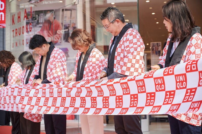Sáng 28/10, Uniqlo chính thức khai trương flagship store ngay tại mặt tiền tháp 2 Vincom Center Bà Triệu.