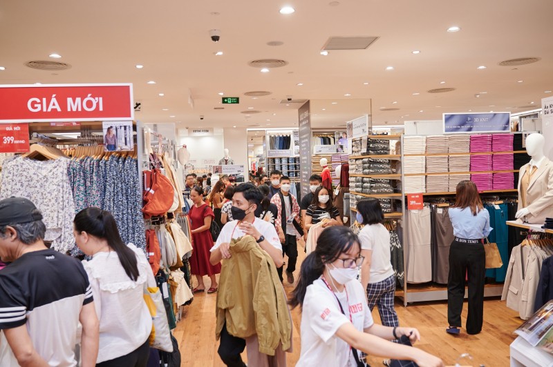 Uniqlo với loạt ưu đãi độc quyền nhân dịp khai trương cho loạt sản phẩm thuộc BST Thu-Đông, thu hút hàng rất đông khách mua sắm.