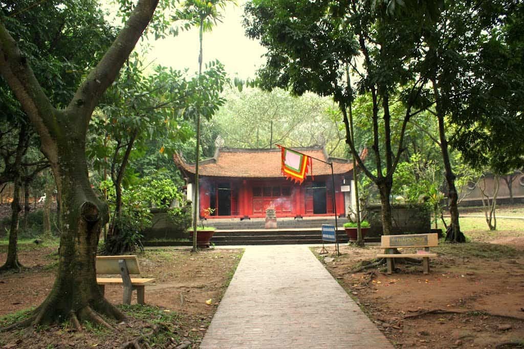 Chùa Đại Bi nằm khuất bóng giữa những hàng cây (Ảnh sưu tầm).