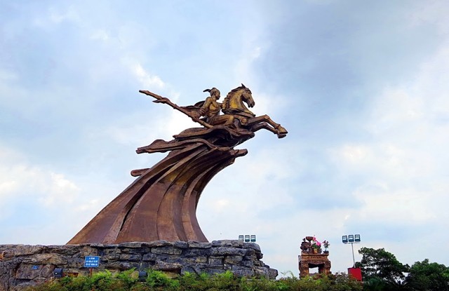 Tượng đài Thánh Gióng (Ảnh sưu tầm).