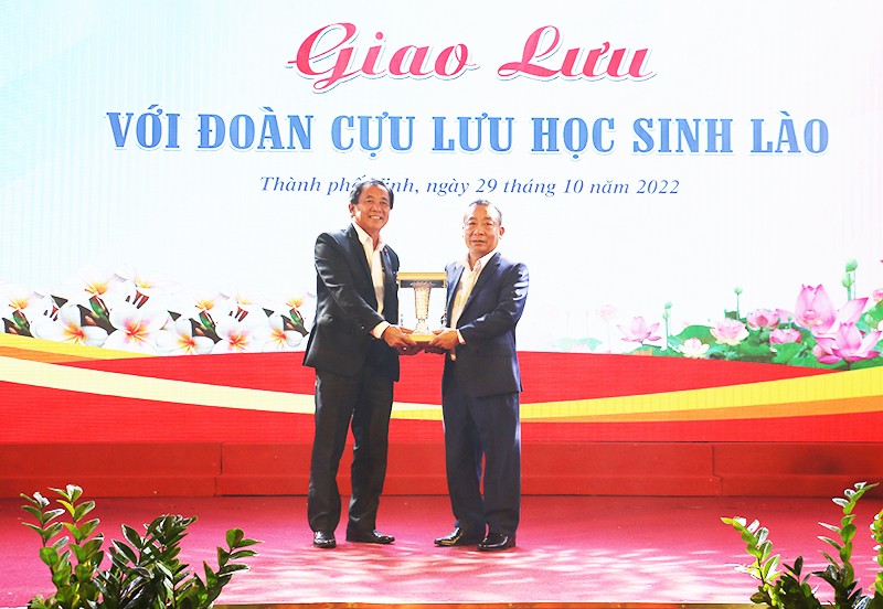 Nghệ An gặp mặt 100 cựu học sinh Lào tiêu biểu từng học tập tại Việt Nam