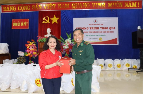 350 suất quà đến với người dân khó khăn ở Kon Tum
