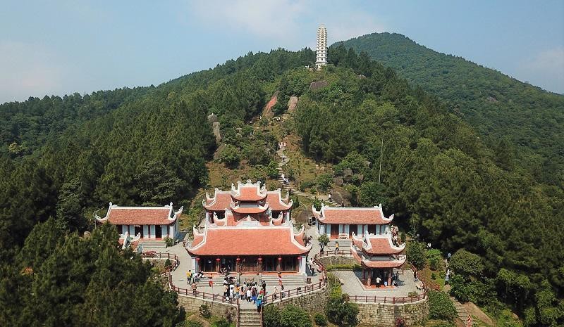 Chùa Hương Tích nhìn từ trên cao (Ảnh sưu tầm).