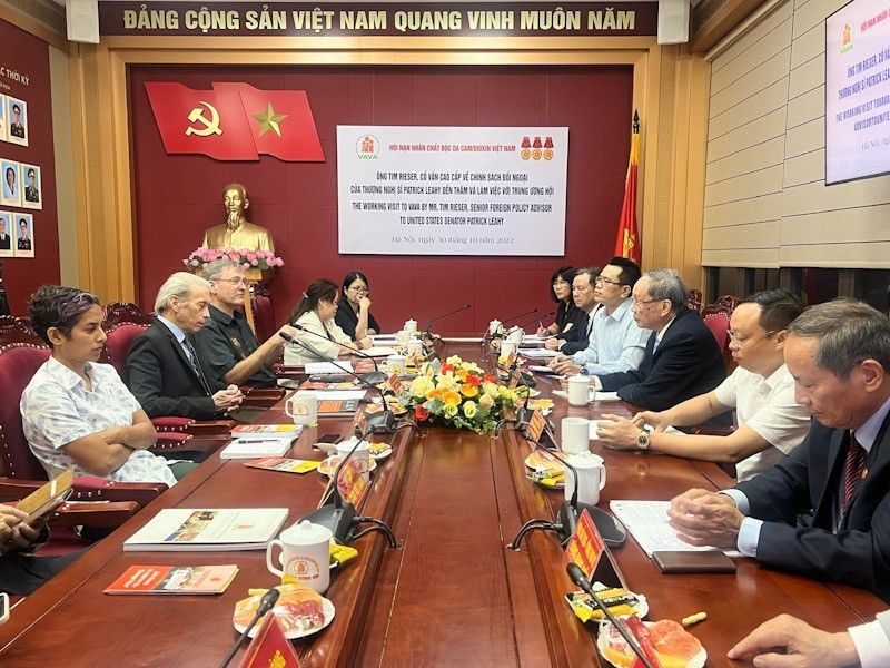 ông Tim Rieser, Cố vấn cấp cao về chính sách đối ngoại của Thượng nghị sĩ Hoa Kỳ Patrick Leahy đã đến thăm và làm việc với Trung ương Hội Nạn nhân chất độc da cam/dioxin Việt Nam (Ảnh: Thế giới và Việt Nam).