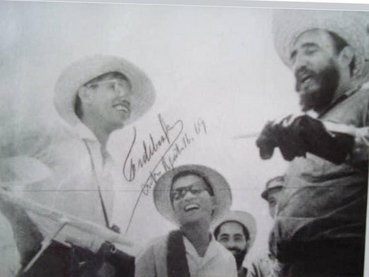 Ông Vũ Văn Âu nói chuyện với Chủ tịch Cuba Fidel Castro trong một dịp tham gia chặt mía... ảnh có chữ ký của Chủ tịch Cuba Fidel Castro.