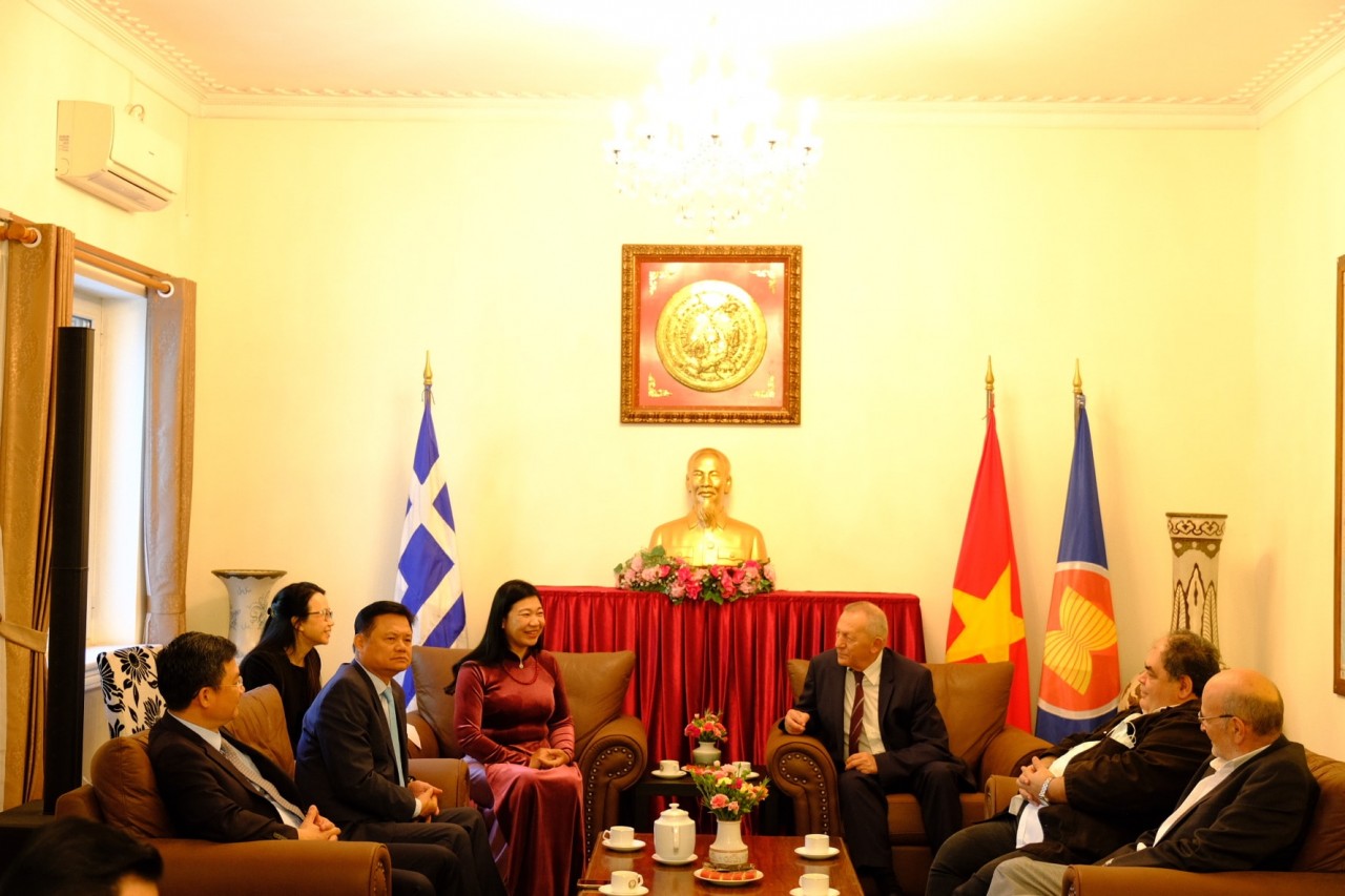 Ông Thanasis Pafilis, Tổng Thư ký Hội đồng Hòa bình thế giới cùng lãnh đạo Ủy ban Hòa bình Hy Lạp đón tiếp Đoàn (Ảnh: HAUFO).