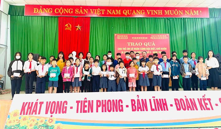 Thừa Thiên Huế trao tặng quà cho 400 học sinh hoàn cảnh khó khăn bị ảnh hưởng cơn bão số 5
