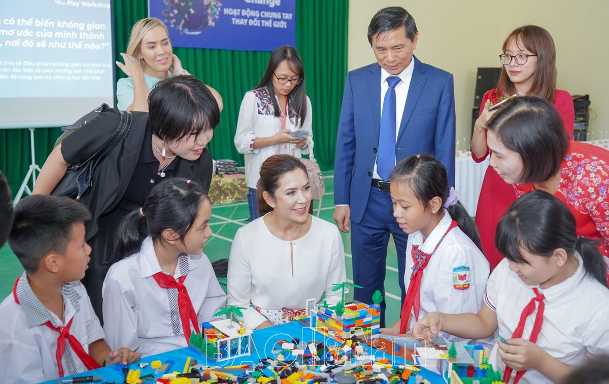 Công nương Đan Mạch giao lưu với các em Trường Tiểu học Thanh Nghị (Thanh Liêm) (Ảnh: Báo Hà Nam).
