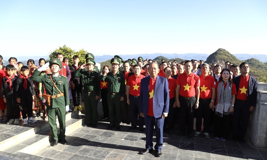 Hà Giang: Tặng cờ Tổ quốc cho bộ đội biên phòng và nhân dân khu vực biên giới Đồng Văn
