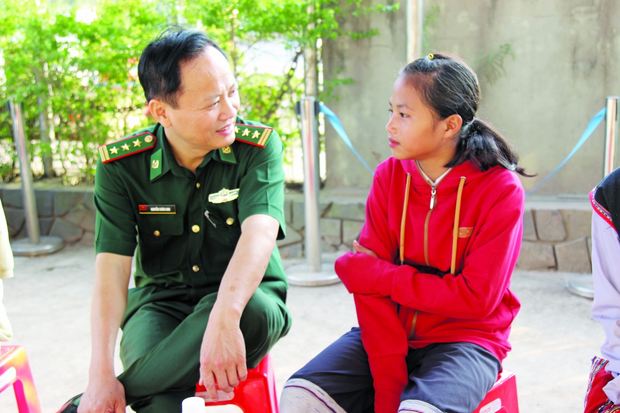 Bố nuôi em là lính Cụ Hồ Bố nuôi em là lính Cụ Hồ