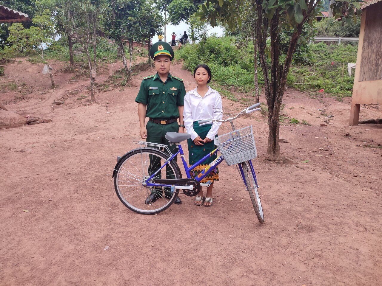 Bố nuôi em là lính Cụ Hồ Bố nuôi em là lính Cụ Hồ