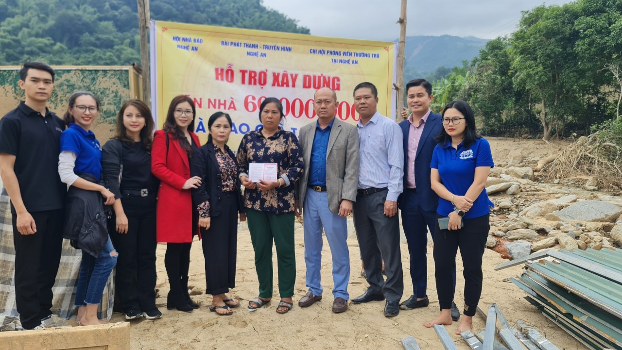 Gần 100 triệu đồng ủng hộ đồng bào các huyện miền núi Tây Nghệ An