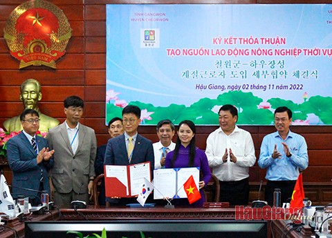Hai bên ký kết bản thỏa thuận đưa lao động thời vụ trong lĩnh vực nông nghiệp (Ảnh: Báo Hậu Giang online).