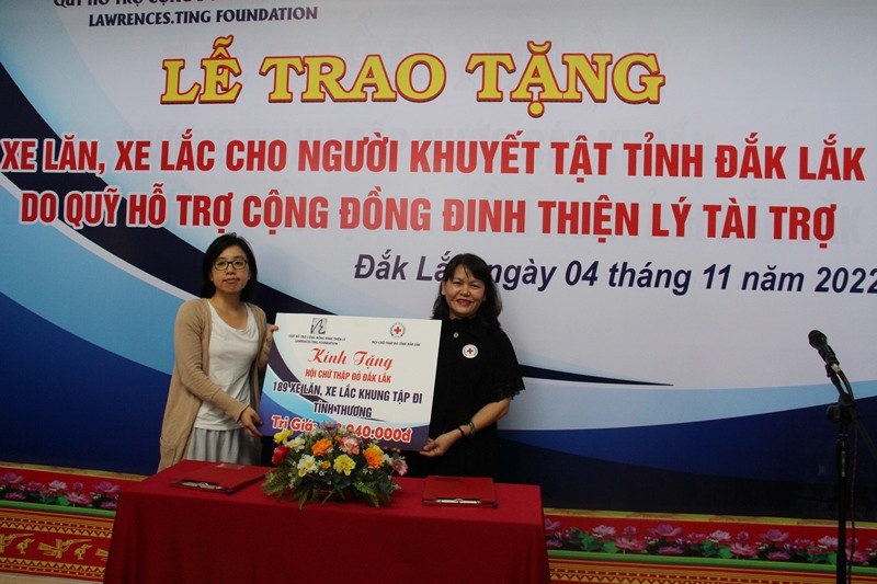 Đắk Lắk: Tặng gần 190 phương tiện xe lăn, xe lắc, khung tập đi cho người khuyết tật