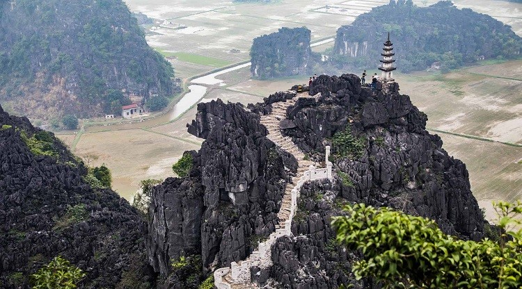 Hang Múa Ninh Bình là địa điểm gợi ý du khách ghé qua (Ảnh sưu tầm).