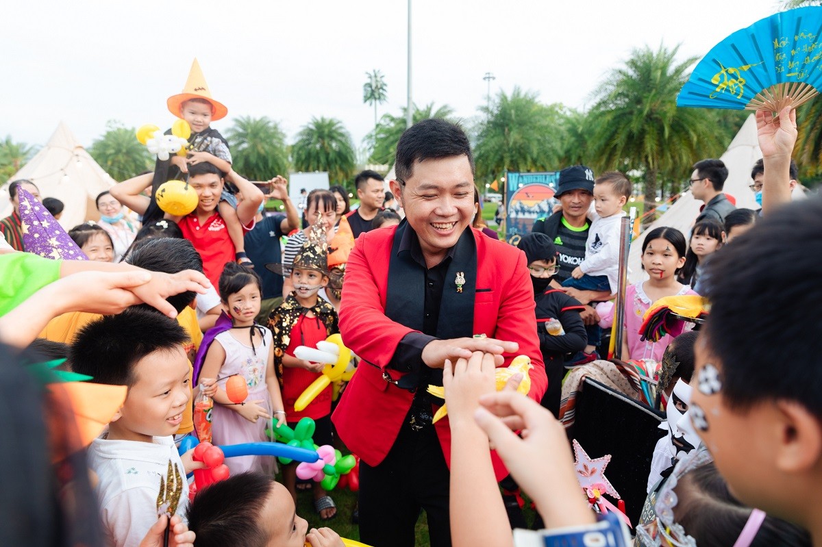 Nhiều màn xiếc tung hứng, ảo thuật đường phố diễn ra khắp sự kiện đem lại bất ngờ cho khách mời. Các gia đình có trẻ nhỏ là nhóm khán giả hào hứng nhất với hoạt động này khi các bạn nhỏ mê mẩn nhìn theo chú hề với đôi tay khéo léo và trái bóng sặc sỡ muôn hình muôn dạng. Nhiều màn xiếc tung hứng, ảo thuật đường phố diễn ra khắp sự kiện đem lại bất ngờ cho khách mời. Các gia đình có trẻ nhỏ là nhóm khán giả hào hứng nhất với hoạt động này khi các bạn nhỏ mê mẩn nhìn theo chú hề với đôi tay khéo léo và trái bóng sặc sỡ muôn hình muôn dạng.