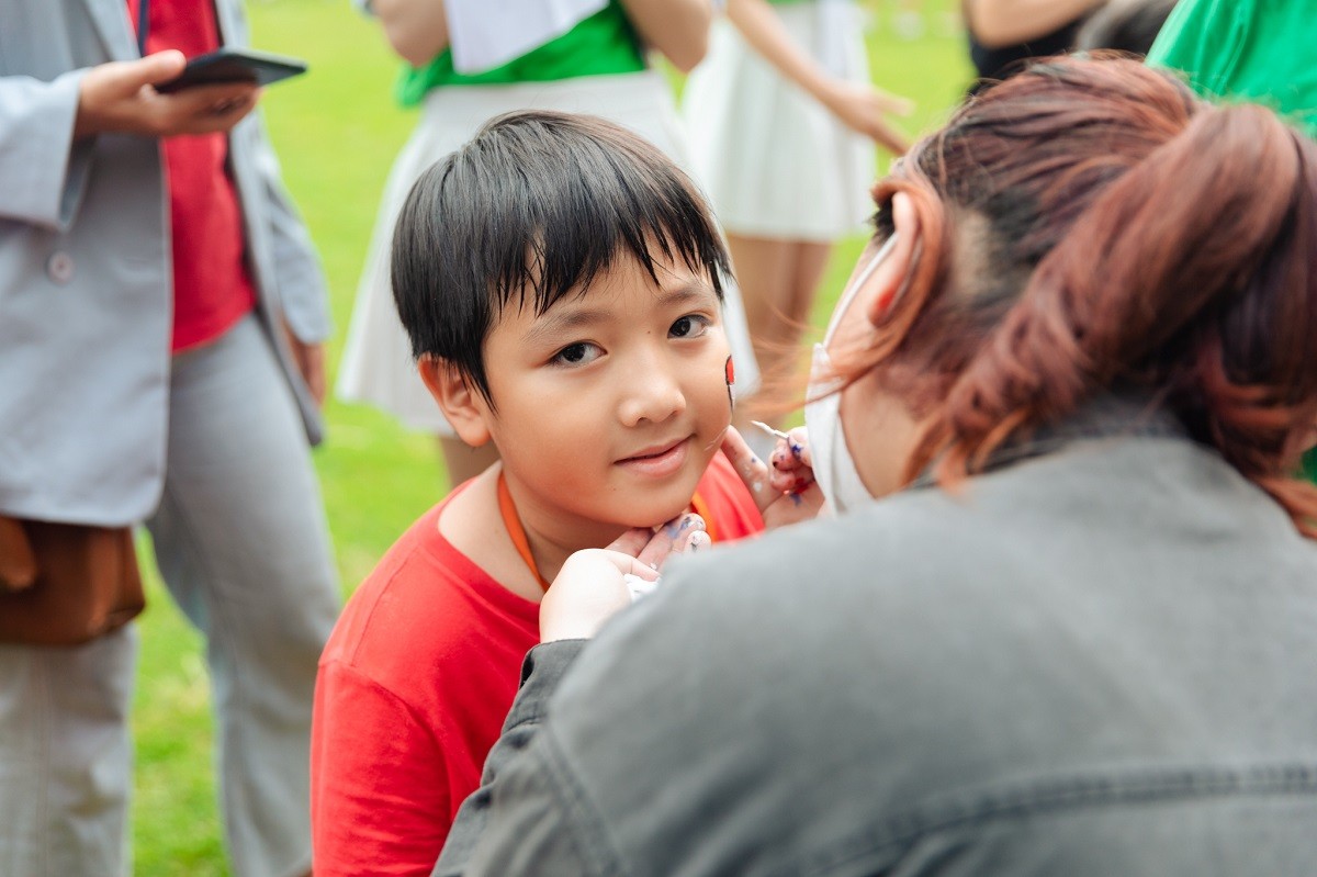 Nhờ bàn tay của các nghệ sĩ hoá trang chuyên nghiệp, người tham dự được thỏa sức thể hiện cá tính và đắm chìm trong thế giới phép thuật kì bí. Nhờ bàn tay của các nghệ sĩ hoá trang chuyên nghiệp, người tham dự được thỏa sức thể hiện cá tính và đắm chìm trong thế giới phép thuật kì bí.
