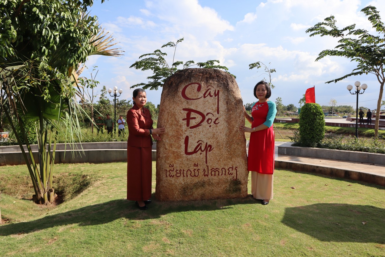Đoàn đại biểu Việt Nam, Campuchia thăm Cụm công trình lưu niệm hành trình cứu nước của Thủ tướng Hun Sen