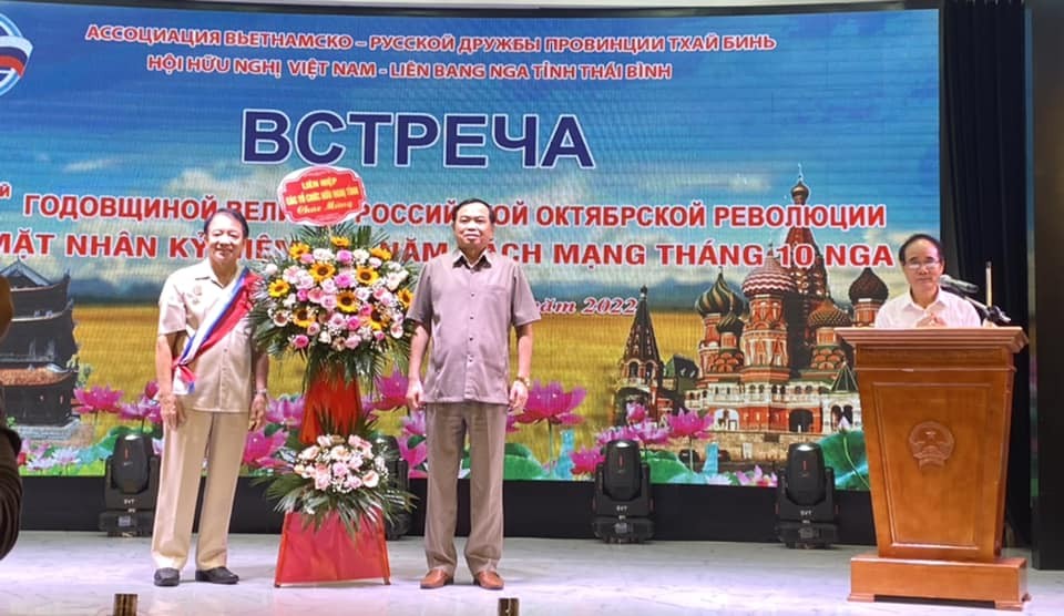 Đại diện lãnh đạo Liên hiệp Các tổ chức hữu nghị tỉnh tặng hoa chúc mừng buổi gặp mặt. 