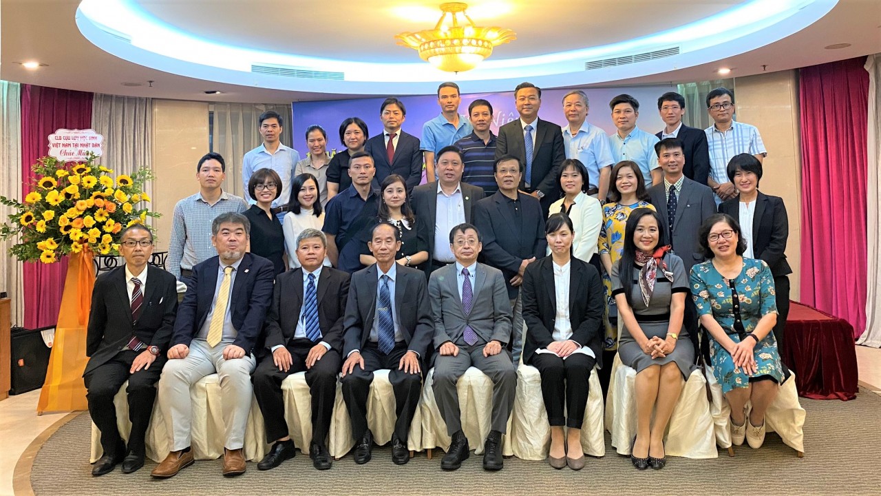 Câu lạc bộ Cựu lưu học sinh Việt Nam tại Fukuoka chụp ảnh kỷ niệm.
