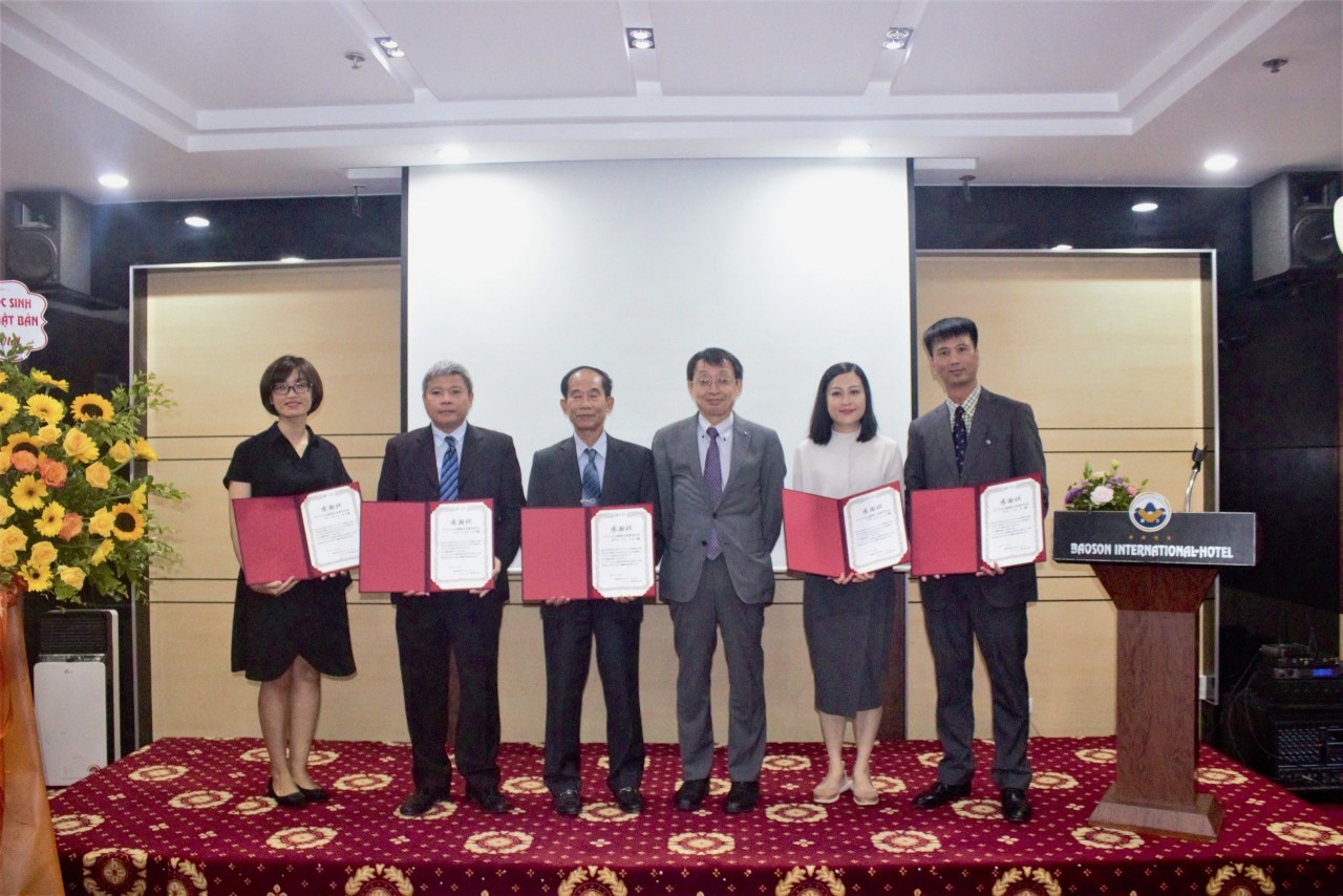 Ông Fukushima Akihiko, Giám đốc trung tâm hỗ trợ lưu học sinh tỉnh Fukuoka trao bằng khen của FISSC cho các cá nhân FVAJA.