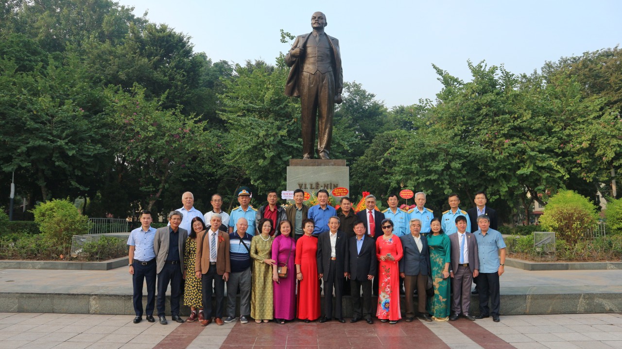 Dâng hoa tưởng niệm V.I.Lenin nhân kỷ niệm 105 năm Cách mạng Tháng Mười Nga