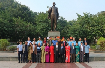 Dâng hoa tưởng niệm V.I.Lenin nhân kỷ niệm 105 năm Cách mạng Tháng Mười Nga