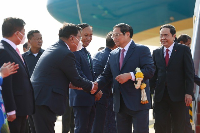 Thủ tướng Phạm Minh Chính tới Thủ đô Phnom Penh, bắt đầu chuyến thăm chính thức Campuchia