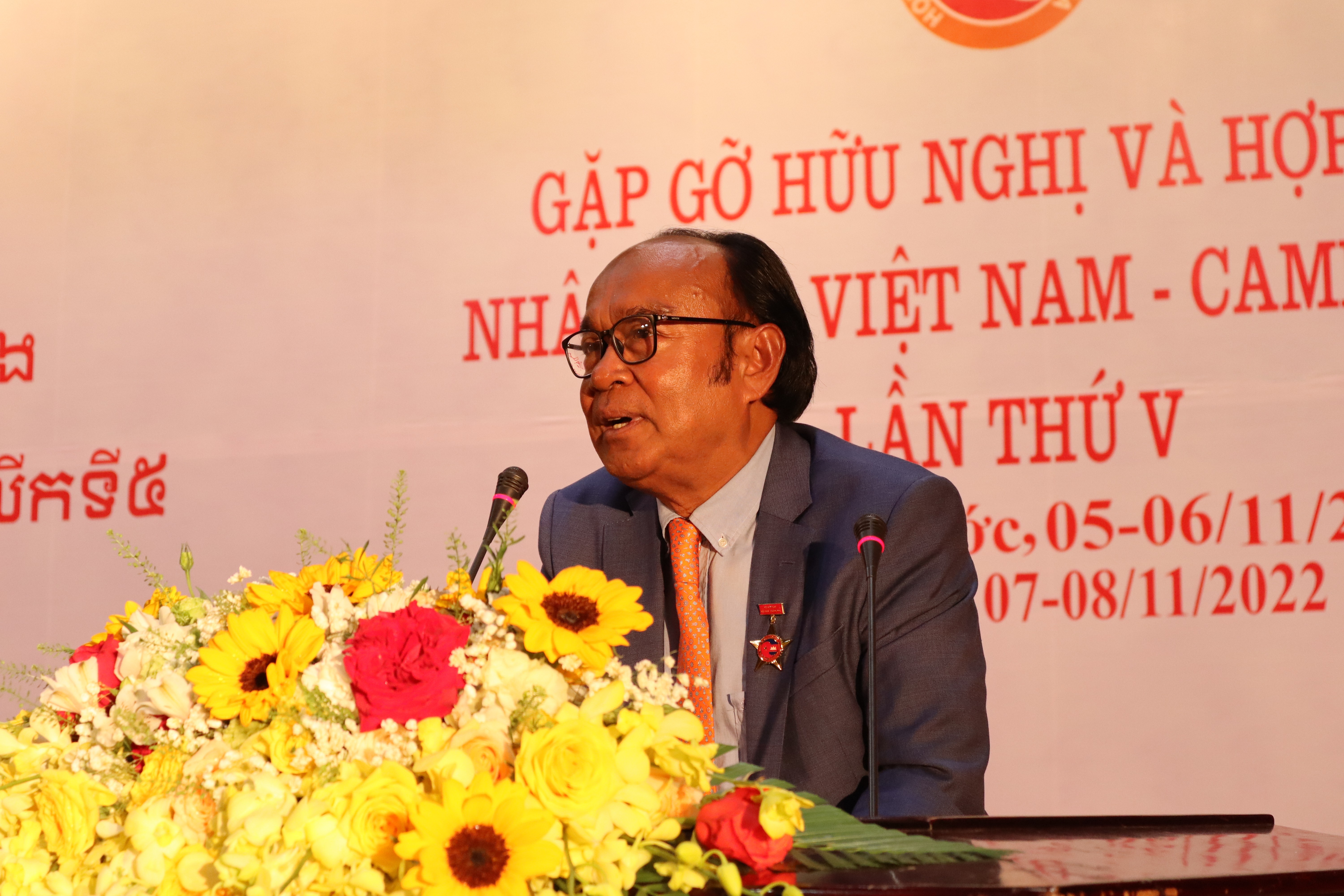 Ông Vann Phal - Cố vấn Thủ tướng Hun Sen, Phó Chủ tịch Hội Hữu nghị Campuchia - Việt Nam ôn lại lịch sử và truyền thống đoàn kết, ủng hộ và giúp đỡ lẫn nhau giữa Campuchia và Việt Nam trong những ngày đấu tranh giải phóng dân tộc trước đây cũng như trong công cuộc xây dựng, phát triển đất nước ngày nay (Ảnh: Thành Luân).