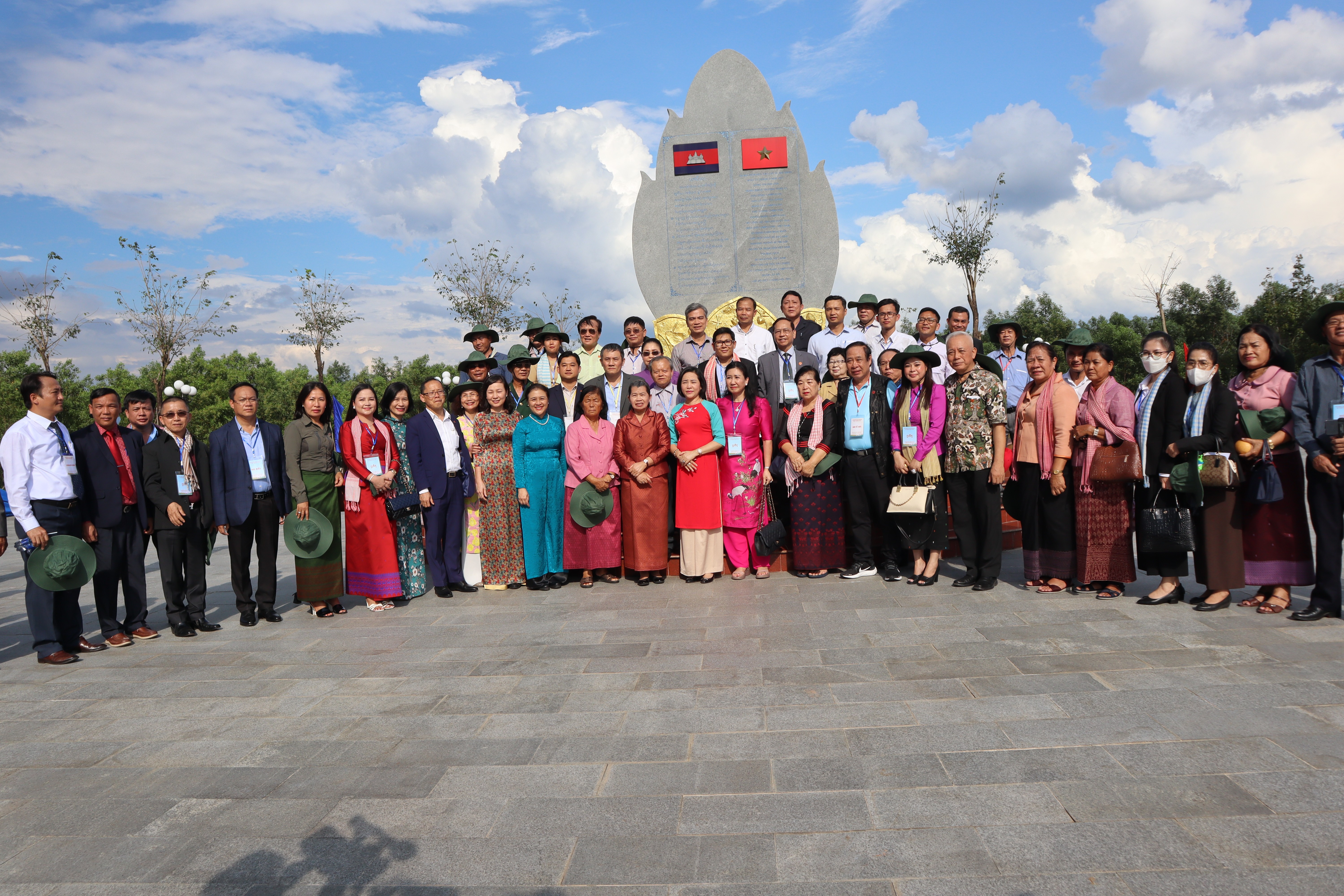 Đoàn lãnh đạo cấp cao hai nước Việt Nam - Campuchia chụp hình lưu niệm tại khu vực Thủ tướng Hun Sen từng dừng chân nghỉ ngơi khi sang Việt Nam trong hành trình cứu nước của mình (Ảnh: Thành Luân).
