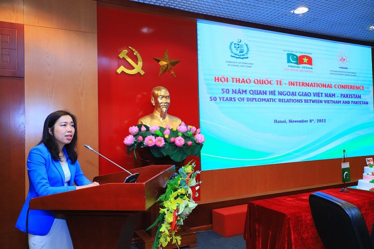 bà Lê Thị Thu Hằng, Trợ lý Bộ trưởng Ngoại giao trong bài phát biểu tại Hội thảo khoa học quốc tế “50 năm quan hệ ngoại giao Việt Nam – Pakistan”