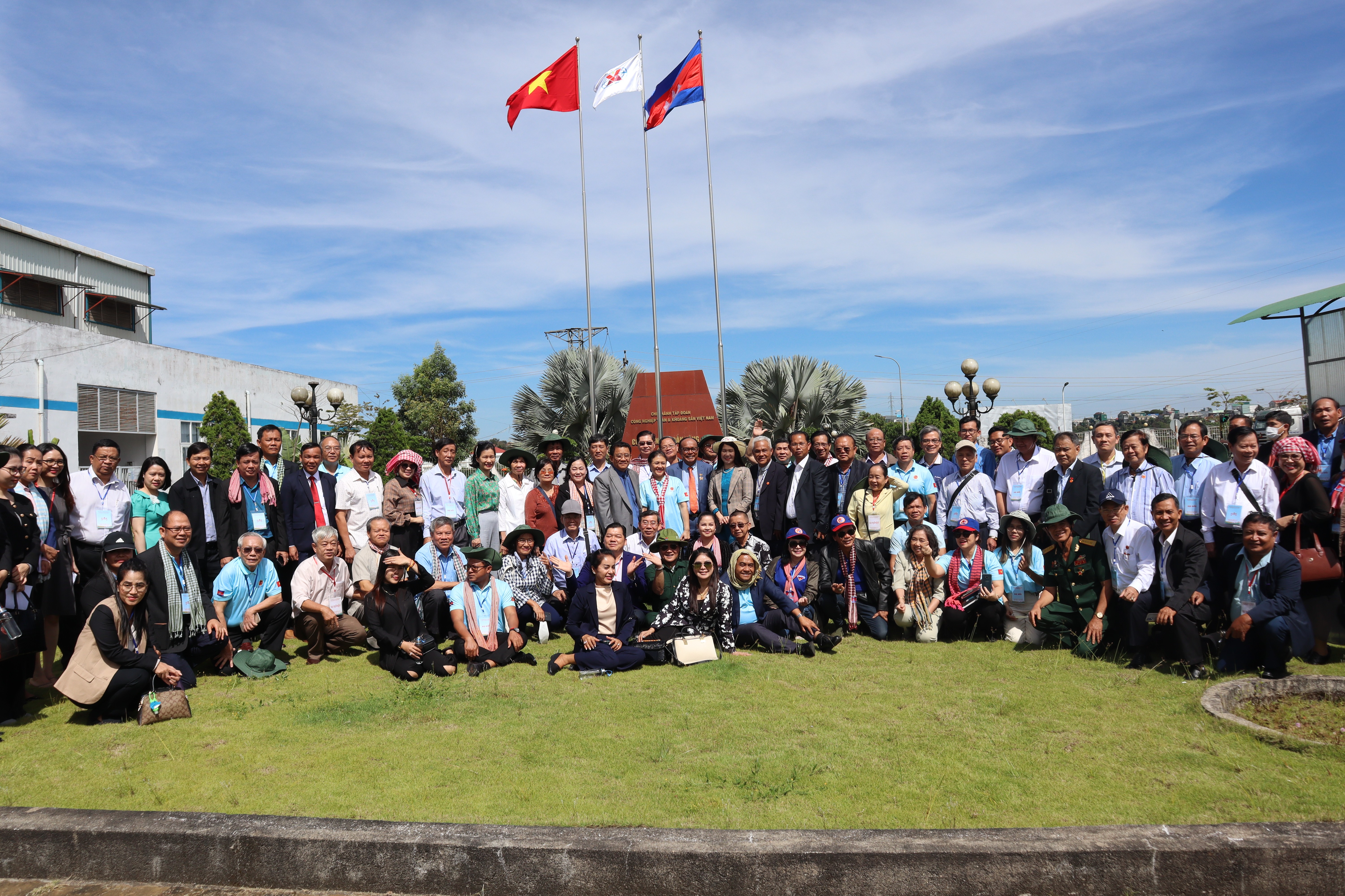 Đại biểu hai đoàn chụp ảnh lưu niệm tại nhà máy Alumin Nhân Cơ (Ảnh: Thành Luân).