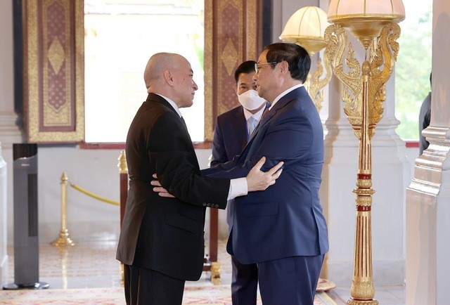 Thủ tướng Phạm Minh Chính chào Quốc vương Campuchia Norodom Sihamoni