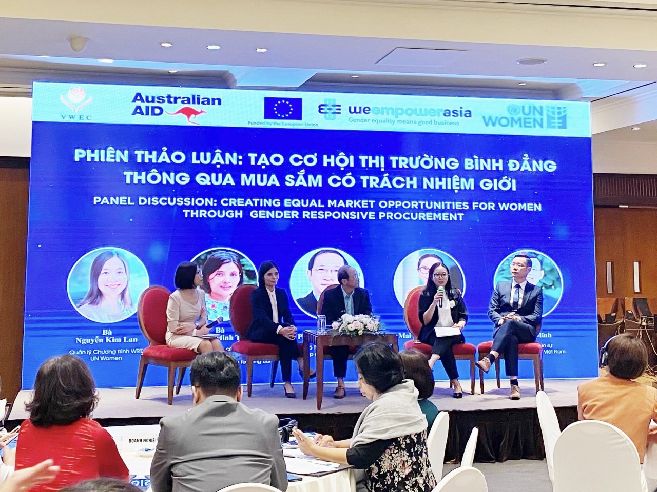 Các diễn giả tại Hội thảo “Thúc đẩy cơ hội tiếp cận thị trường bình đẳng cho phụ nữ thông qua mua sắm có trách nhiệm giới” (Ảnh: Hạnh Trần).