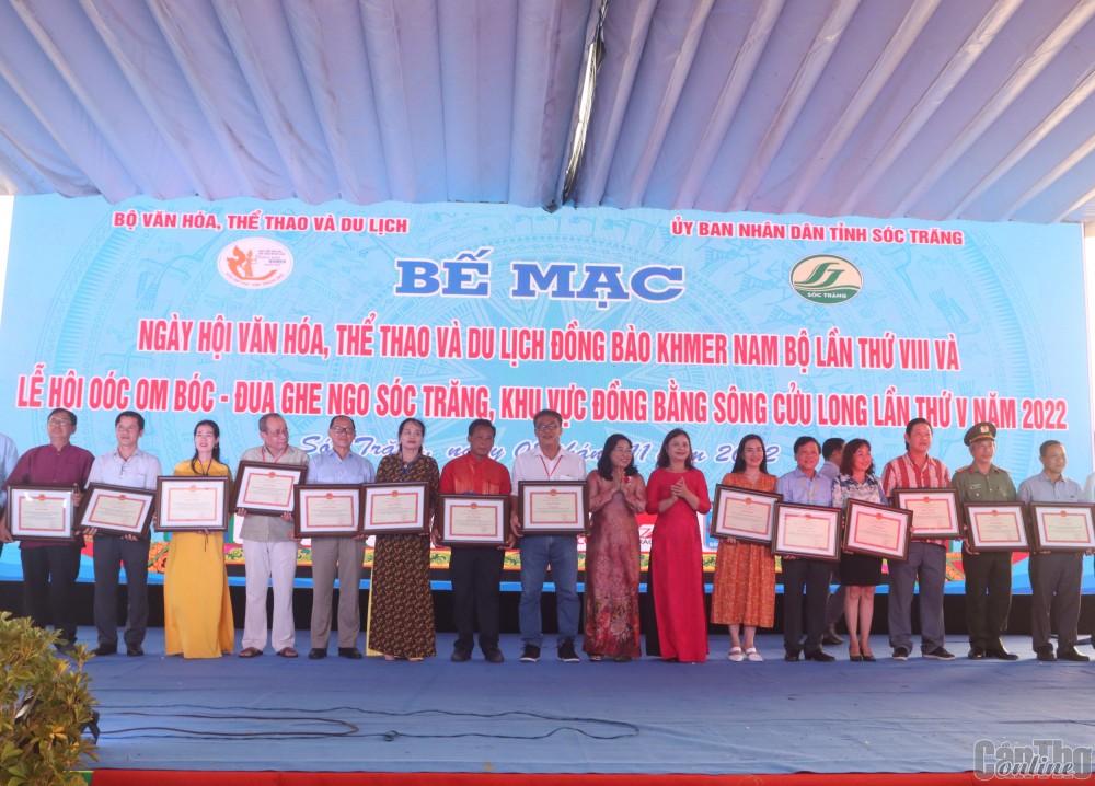 Ban tổ chức trao bằng khen UBND tỉnh Sóc Trăng cho các đơn vị có thành tích xuất sắc trong các hoạt động ngày hội.