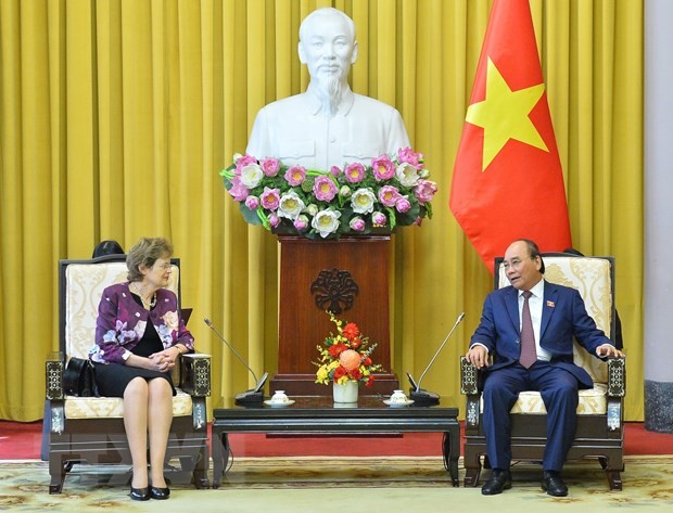 Chủ tịch nước Nguyễn Xuân Phúc tiếp Thống đốc bang Nam Úc Frances Adamson. (Ảnh: Minh Đức/TTXVN)