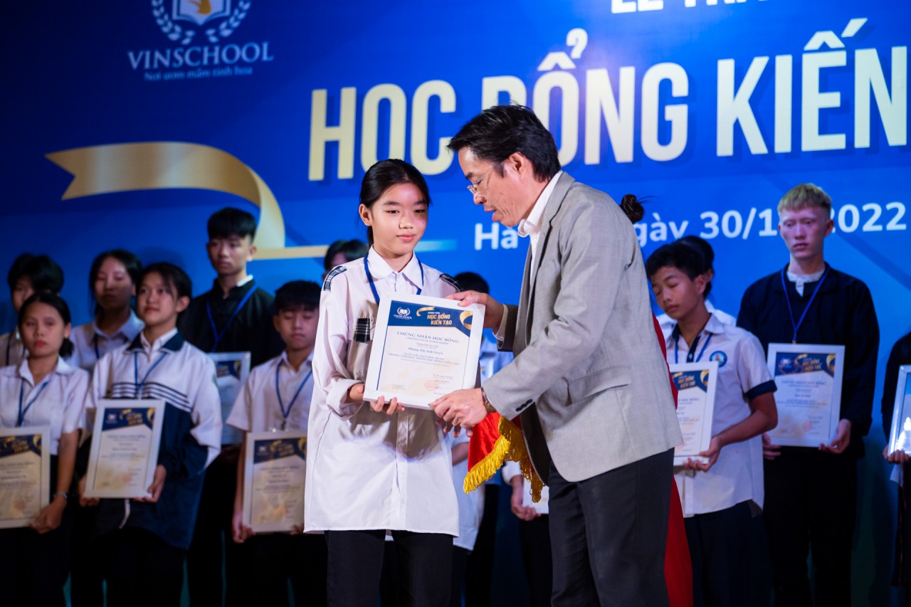 Ông Đặng Hoa Nam - Cục trưởng Cục Trẻ em (Bộ Lao động - Thương binh và Xã hội) trao giấy chứng nhận cho học sinh Học bổng Kiến tạo 2022