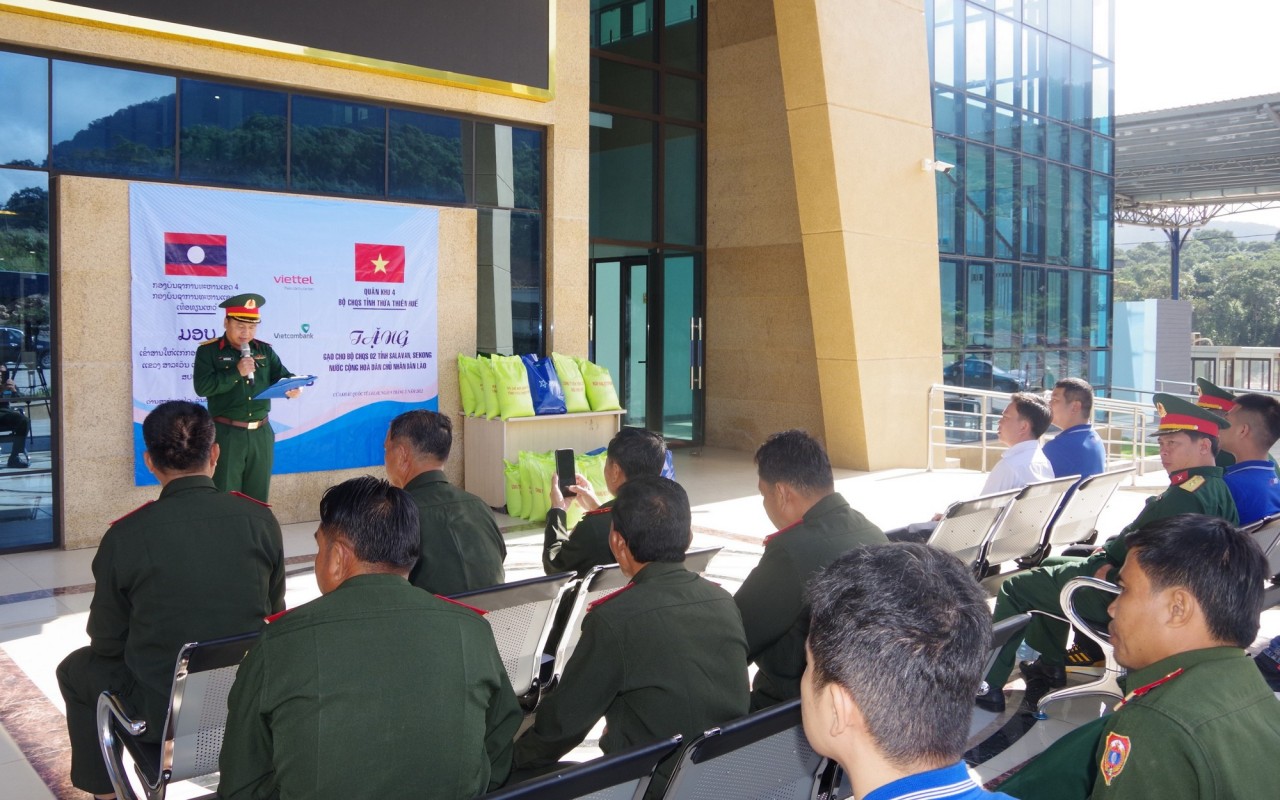 Thừa Thiên Huế tặng gạo cho Bộ CHQS tỉnh Salavan và Sekong (Lào)