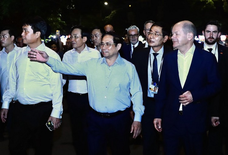 Chùm ảnh: Thủ tướng Đức Olaf Scholz cùng Thủ tướng Phạm Minh Chính dạo bộ đêm Hồ Gươm