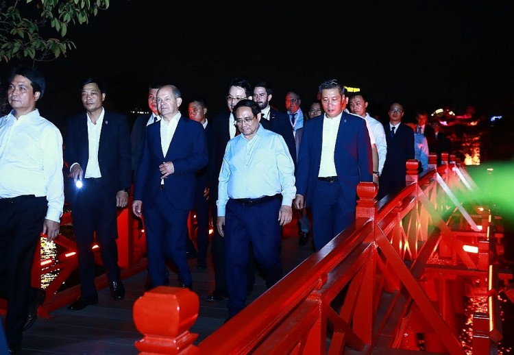 Chùm ảnh: Thủ tướng Đức Olaf Scholz cùng Thủ tướng Phạm Minh Chính dạo bộ đêm Hồ Gươm