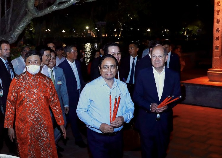 Chùm ảnh: Thủ tướng Đức Olaf Scholz cùng Thủ tướng Phạm Minh Chính dạo bộ đêm Hồ Gươm