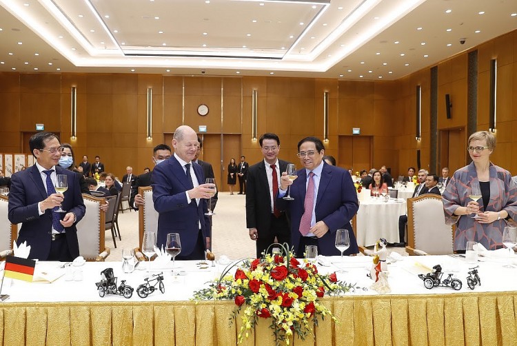 Chùm ảnh: Thủ tướng Đức Olaf Scholz cùng Thủ tướng Phạm Minh Chính dạo bộ đêm Hồ Gươm