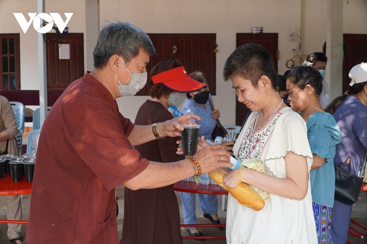 Phật tử Việt Nam tại Lào giữ gìn truyền thống “Thương người như thể thương thân”