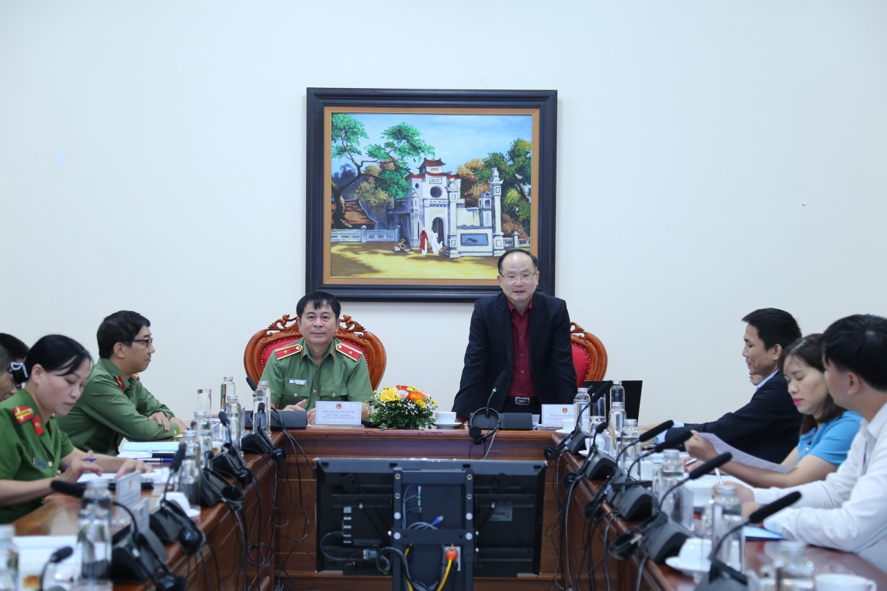 Ông Tường Duy Kiên, Viện trưởng Viện Quyền con người, Học viện Chính trị Quốc gia Hồ Chí Minh phát biểu định hướng tham luận và điều hành Phiên 1 Hội thảo.