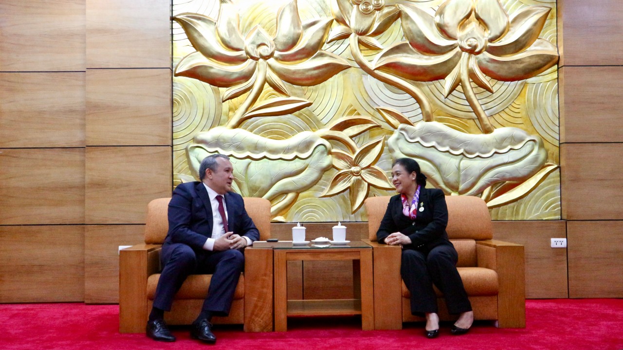 Đại sứ Uzbekistan trao Kỷ niệm chương cho Chủ tịch VUFO Nguyễn Phương Nga
