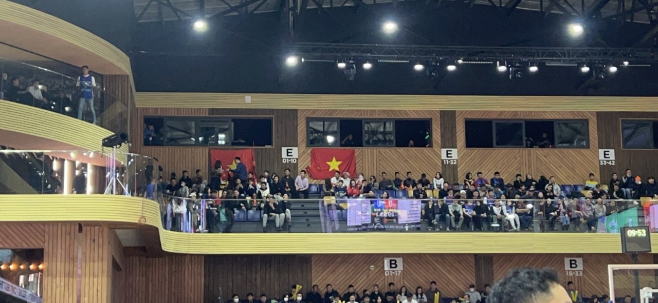 Kiều bào cổ vũ cho tuyển bóng rổ Việt Nam thi đấu dưới cái lạnh -19 độ C tại Mông Cổ