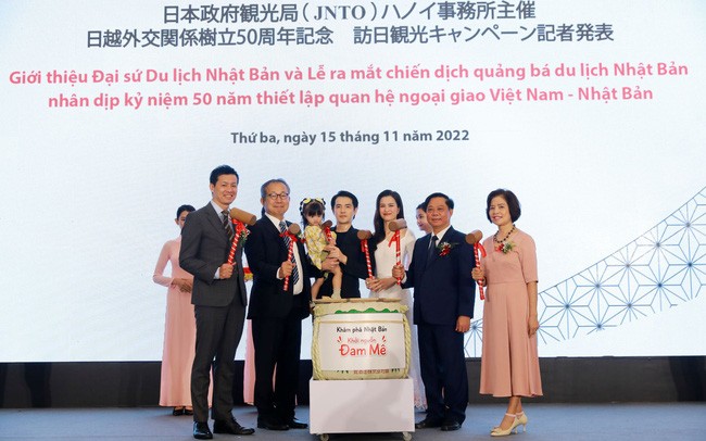 Gia đình Đông Nhi - Ông Cao Thắng thành Đại sứ du lịch Nhật Bản tại Việt Nam