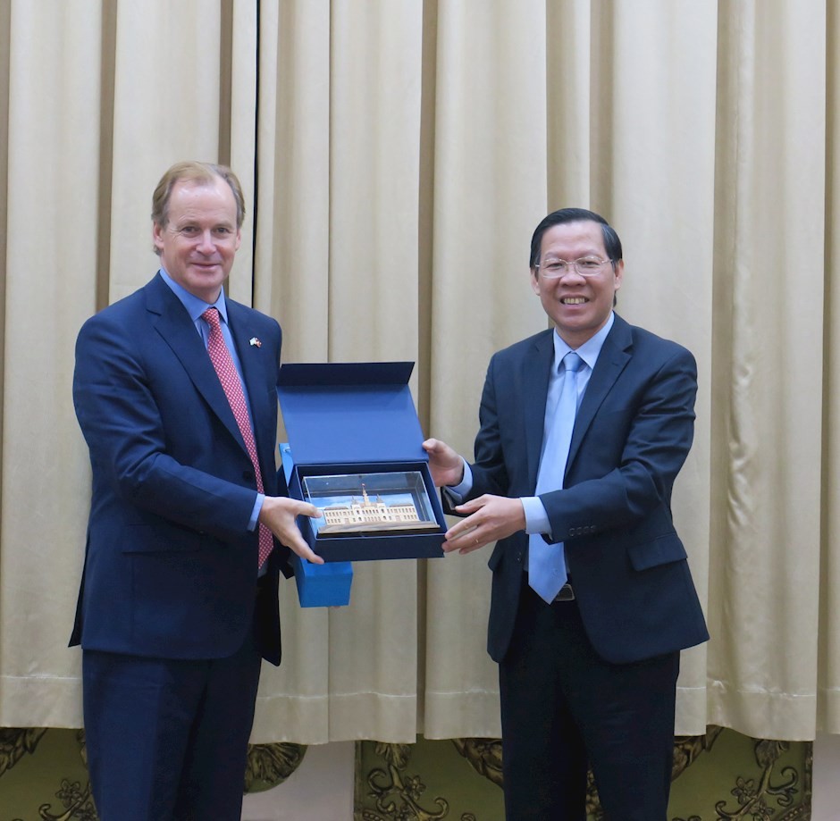 Chủ tịch UBND TPHCM Phan Văn Mãi trao quà lưu niệm tại buổi tiếp ông Gustavo Eduardo Bordet, Thống đốc tỉnh Entre Rios