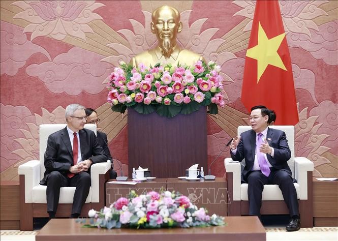 Chủ tịch Quốc hội Vương Đình Huệ tiếp Đại sứ Pháp Nicolas Warnery