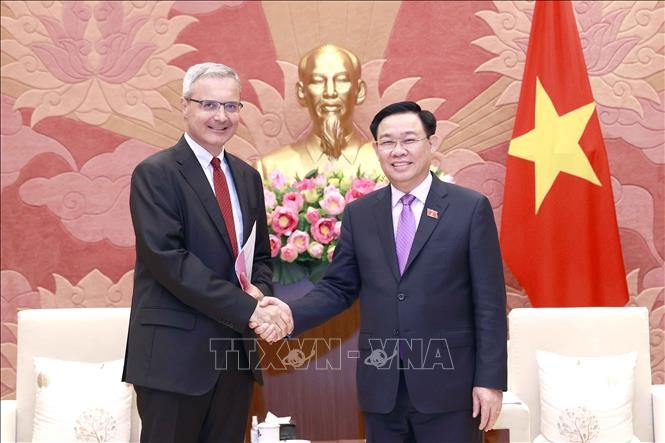 Chủ tịch Quốc hội Vương Đình Huệ tiếp Đại sứ Pháp Nicolas Warnery